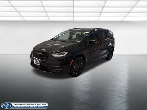 New 2026 Chrysler Pacifica Select w/ S Appearance Package image 1