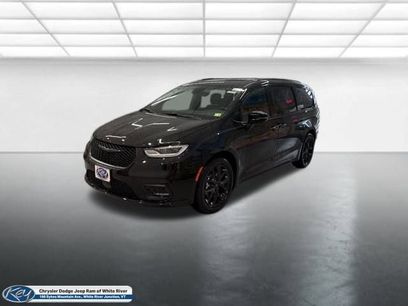 New 2026 Chrysler Pacifica Select w/ S Appearance Package