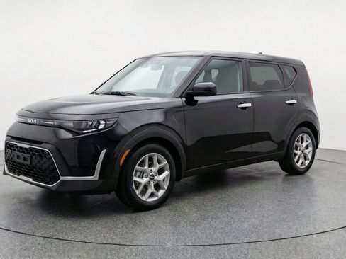 Used 2025 Kia Soul LX w/ LX Technology Package FWD image 3
