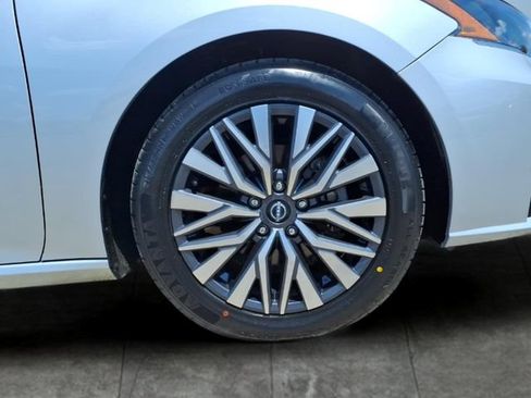 Used 2023 Nissan Altima 2.5 SV w/ SV Premium Package FWD image 9