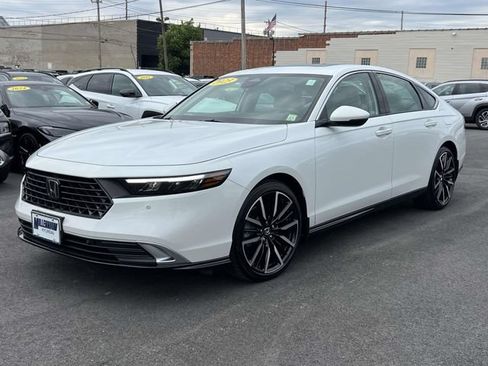 Used 2023 Honda Accord Touring image 2