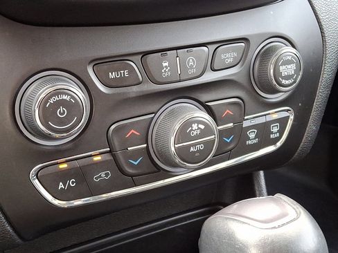 Used 2021 Jeep Cherokee Latitude Lux w/ Comfort/Convenience Group image 15