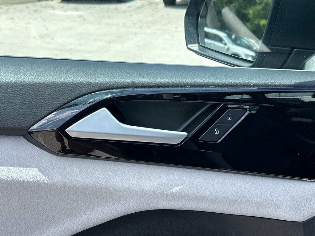 Certified 2025 Volkswagen Taos S FWD image 17