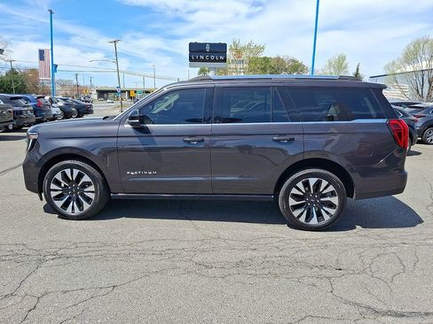 Used 2025 Ford Expedition Platinum w/ Driver's Package AWD/4WD image 8