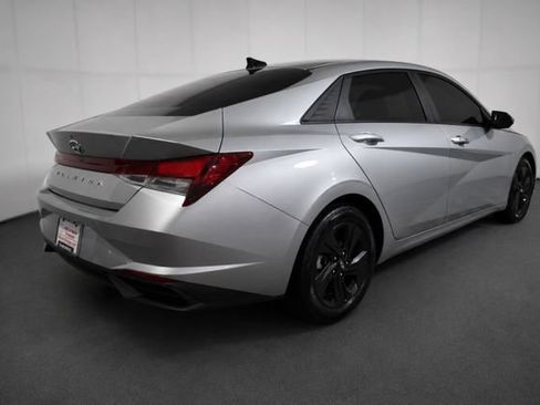 Used 2022 Hyundai Elantra SEL w/ Preferred Accessory Package FWD image 4