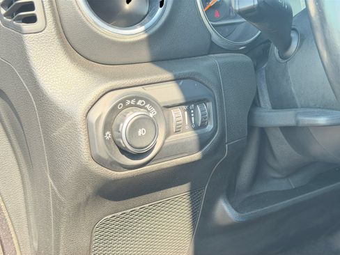 Used 2018 Jeep Wrangler Unlimited Sahara AWD/4WD image 24