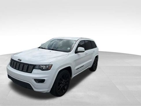 Used 2018 Jeep Grand Cherokee Altitude image 2