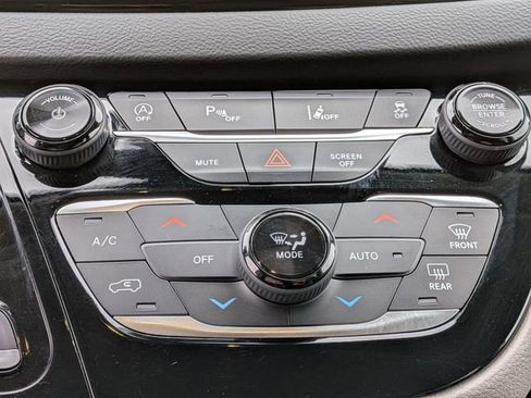 Certified 2023 Chrysler Pacifica Touring-L image 20