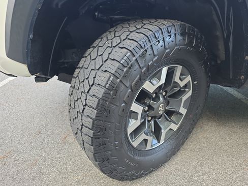 Used 2019 Toyota Tacoma TRD Off-Road w/ Technology Package AWD/4WD image 33