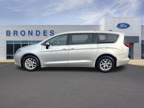 Used 2023 Chrysler Voyager LX image 1