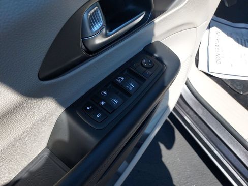 Used 2023 Chrysler Pacifica Touring-L FWD image 11