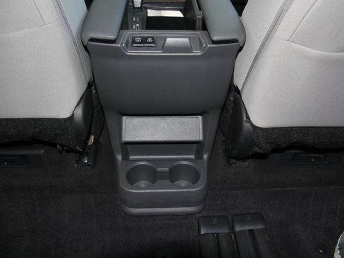 Used 2024 Toyota Sienna LE w/ LE Plus Package FWD image 20