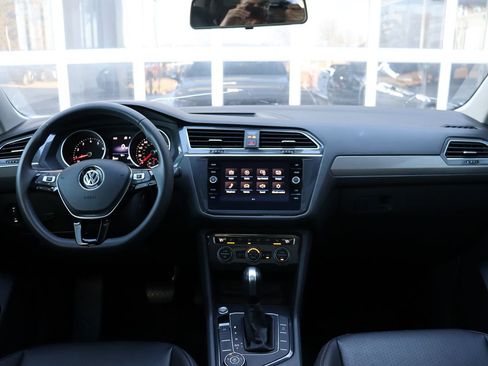 Used 2020 Volkswagen Tiguan SE w/ Panoramic Sunroof Package image 12