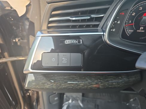Used 2019 Audi Q8 Premium Plus w/ Premium Plus AWD/4WD image 22