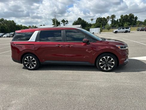 Used 2023 Kia Carnival EX FWD image 3