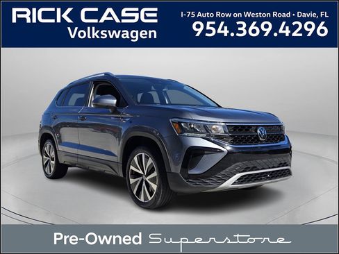 Used 2022 Volkswagen Taos SE w/ Driver Assistance Package image 1