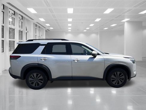 Used 2024 Nissan Pathfinder SV FWD image 4