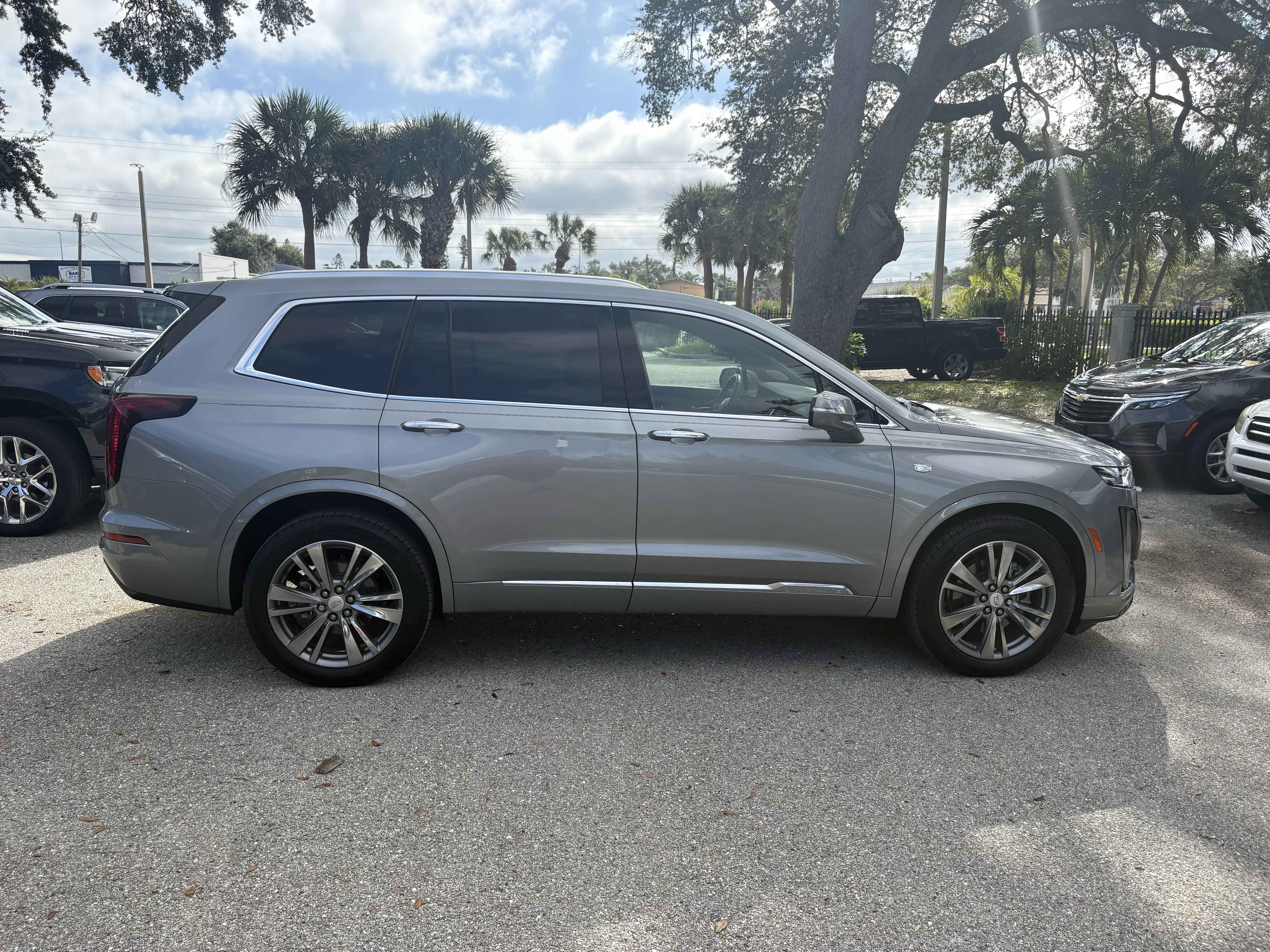 Used 2025 Cadillac XT6 Premium Luxury FWD image 8