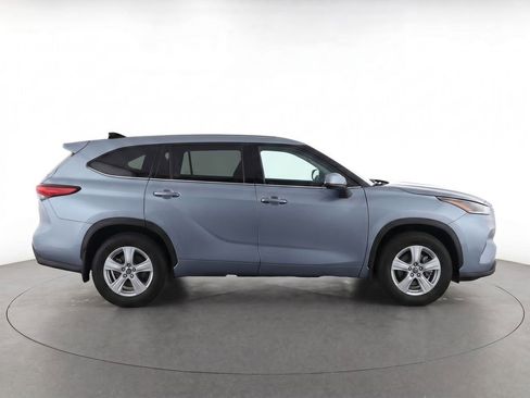 Used 2023 Toyota Highlander LE FWD image 8