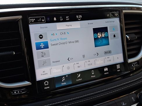 Certified 2023 Chrysler Pacifica Touring-L image 18