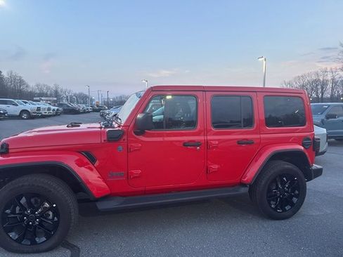 Used 2025 Jeep Wrangler Unlimited Sahara image 2