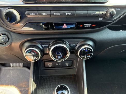 Used 2024 Hyundai Venue SEL FWD image 25