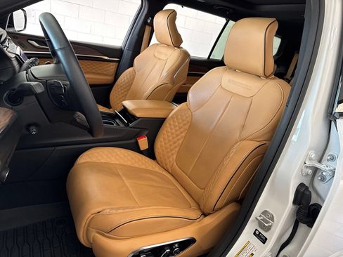 Used 2024 Jeep Grand Cherokee L Summit w/ Luxury Tech Group V AWD/4WD image 16