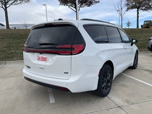 New 2026 Chrysler Pacifica Select image 6