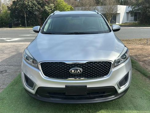 Used 2016 Kia Sorento LX Sport Utility 4D image 2