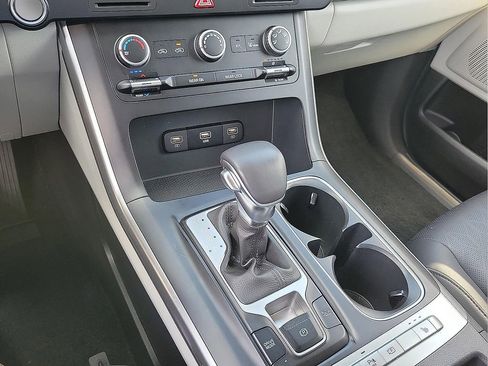 Used 2024 Kia Carnival LX image 18