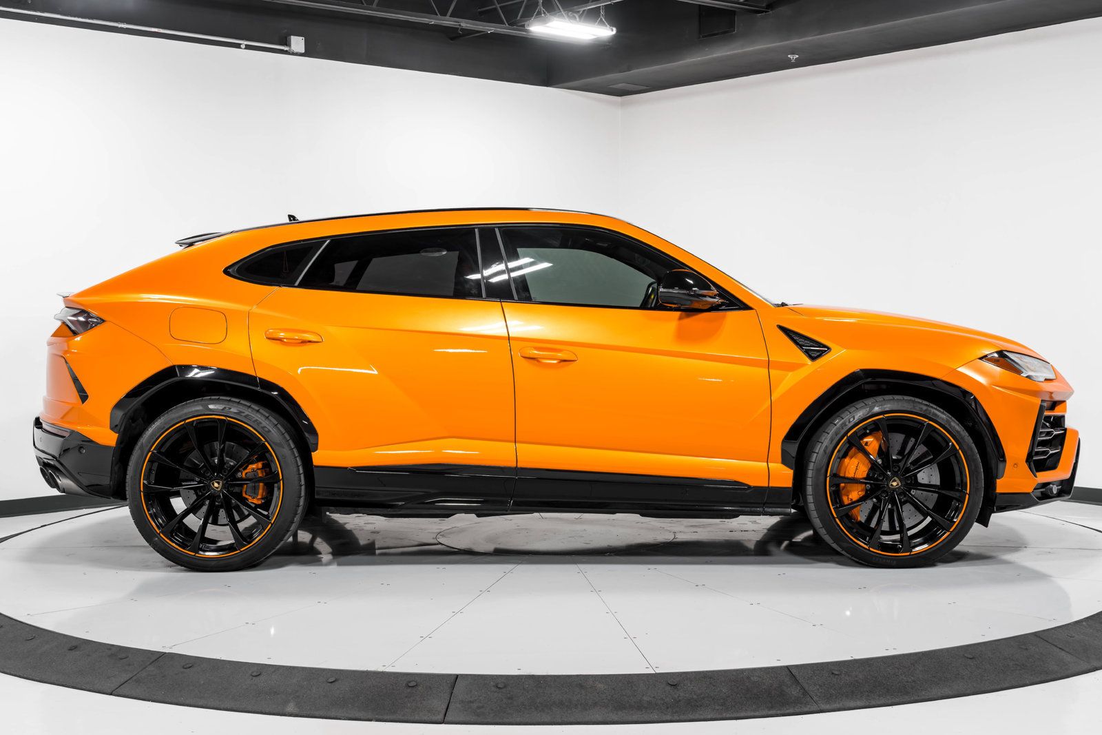 Used 2022 Lamborghini Urus AWD/4WD image 2