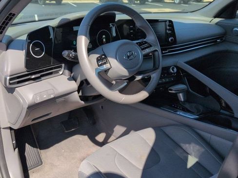 Used 2022 Hyundai Elantra SEL w/ Convenience Package FWD image 9
