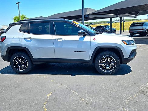 Used 2025 Jeep Compass Trailhawk AWD/4WD image 5