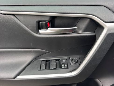 Used 2021 Toyota RAV4 XLE w/ Convenience Package FWD image 11