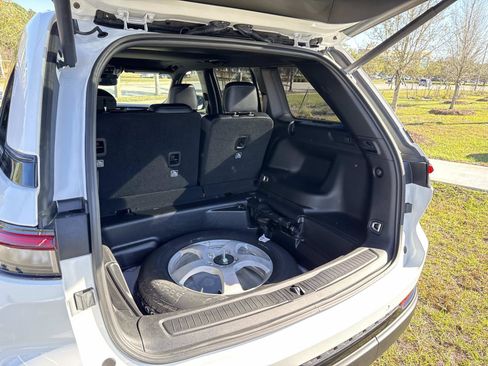 Used 2024 Jeep Grand Cherokee Altitude image 9