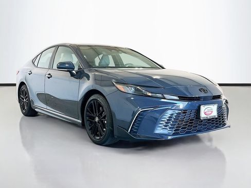 Used 2025 Toyota Camry SE w/ Convenience Package FWD image 3