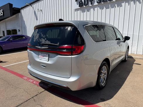Used 2024 Chrysler Pacifica Touring-L FWD image 7