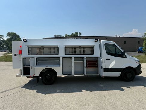 Used 2019 Freightliner Sprinter 3500 w/ Premium Package RWD image 9