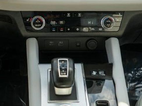Used 2023 Mitsubishi Outlander 4WD Plug-In Hybrid image 18