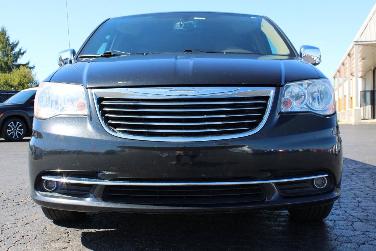 Used 2015 Chrysler Town & Country Touring-L w/ Driver Convenience Group FWD image 2