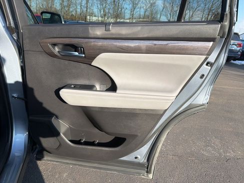 Used 2022 Toyota Highlander Limited image 26