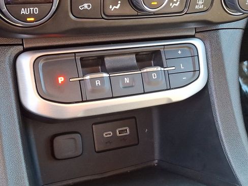 Used 2023 GMC Acadia SLE image 15