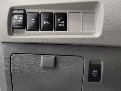 Used 2017 Toyota Sienna XLE Premium FWD image 11
