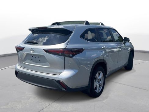 Used 2025 Toyota Highlander LE FWD image 6