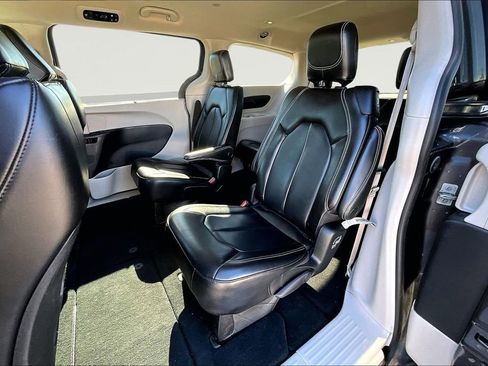 Used 2023 Chrysler Pacifica Touring-L FWD image 21