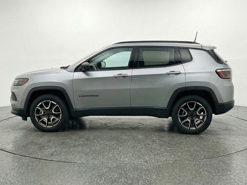 Used 2025 Jeep Compass Trailhawk image 5