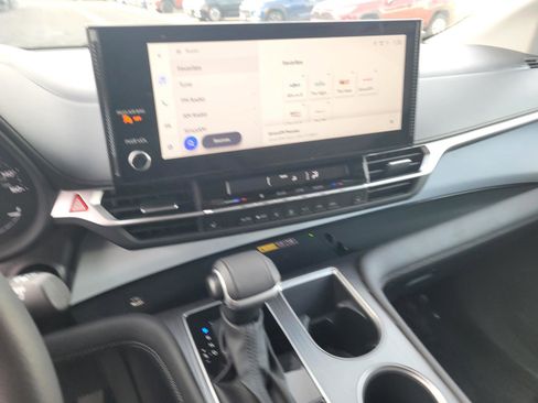 Used 2025 Toyota Sienna XLE image 21