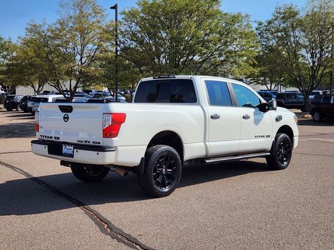 Used 2019 Nissan Titan SV w/ SV Convenience Package image 3