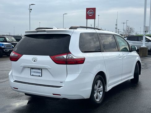 Used 2020 Toyota Sienna LE image 3