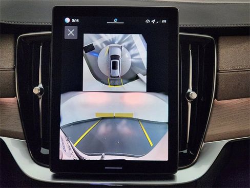 New 2026 Volvo XC90 B6 Ultra w/ Protection Package image 17